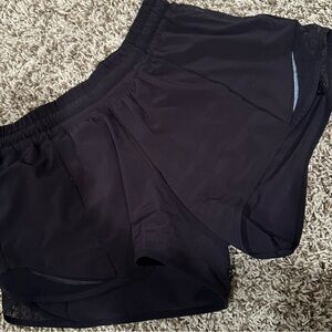 Lululemon black 2.5 hotty hot shorts size 6